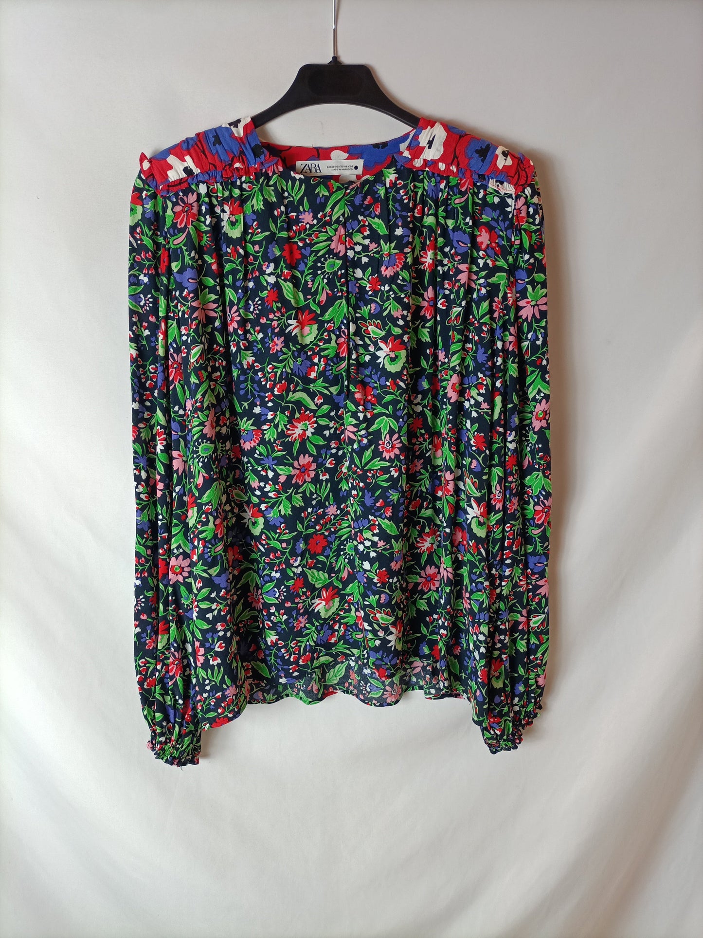 ZARA. Blusa estampada hombreras. T XS