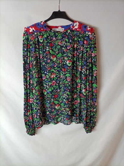 ZARA. Blusa estampada hombreras. T XS