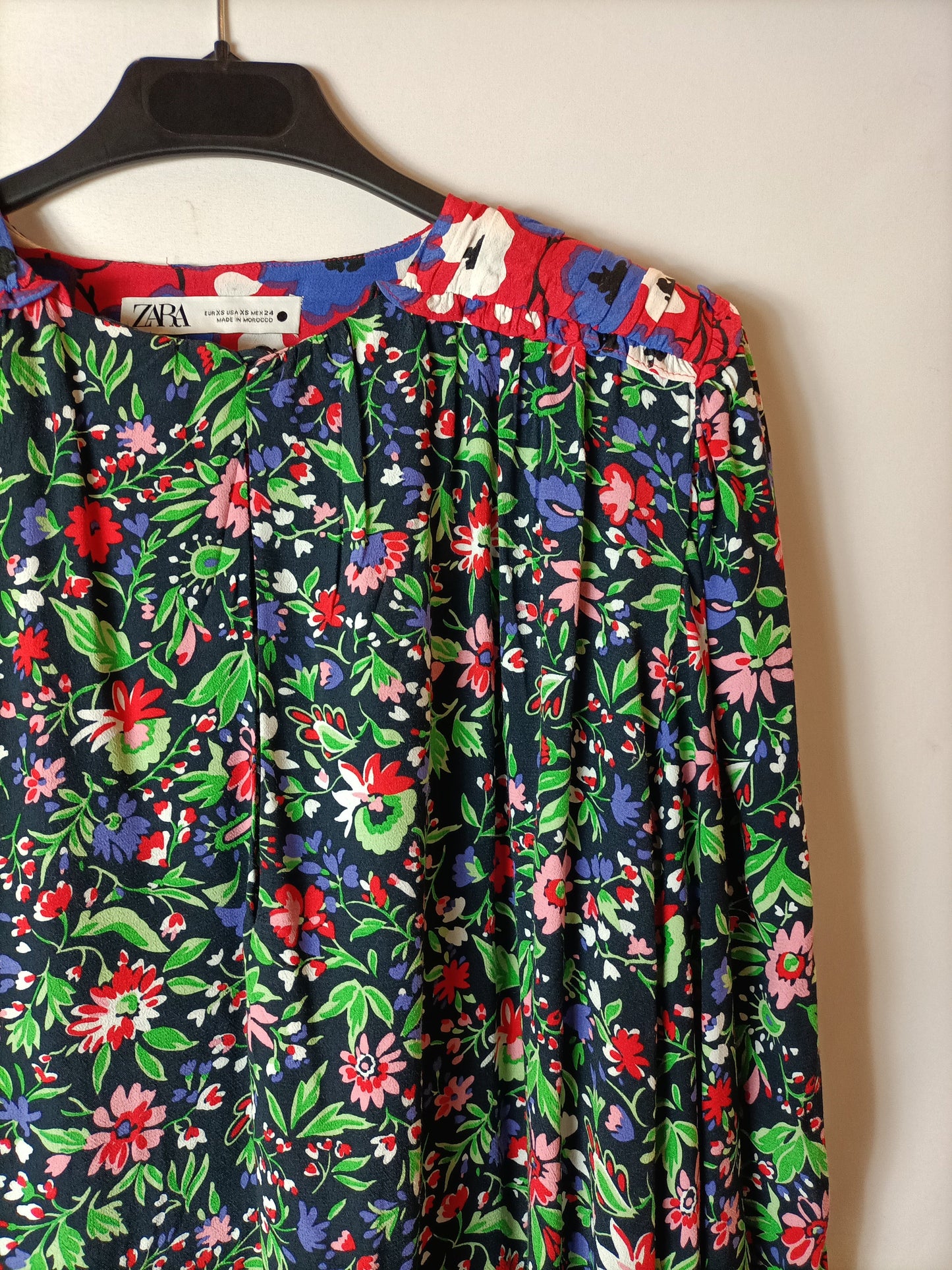 ZARA. Blusa estampada hombreras. T XS