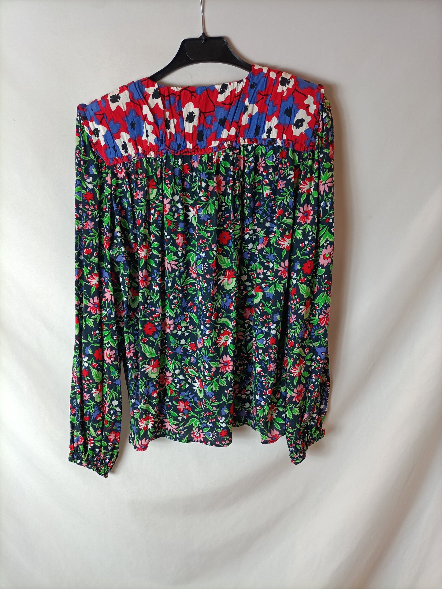 ZARA. Blusa estampada hombreras. T XS