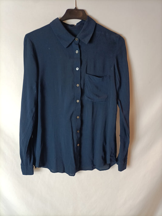MANGO. Blusa azul semitransparente. TXS