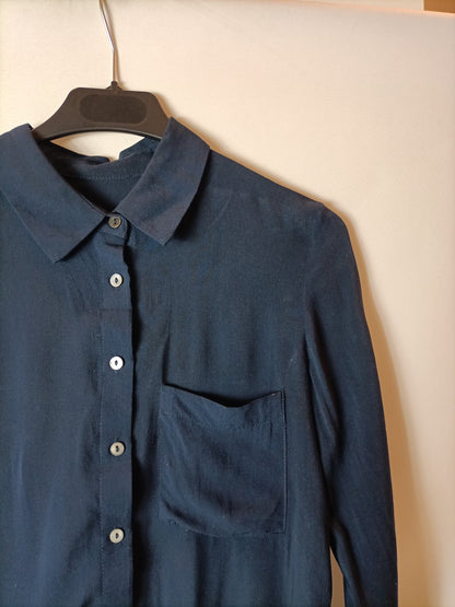 MANGO. Blusa azul semitransparente. TXS