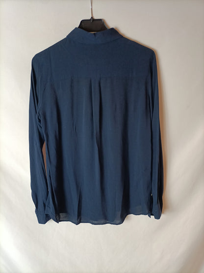 MANGO. Blusa azul semitransparente. TXS