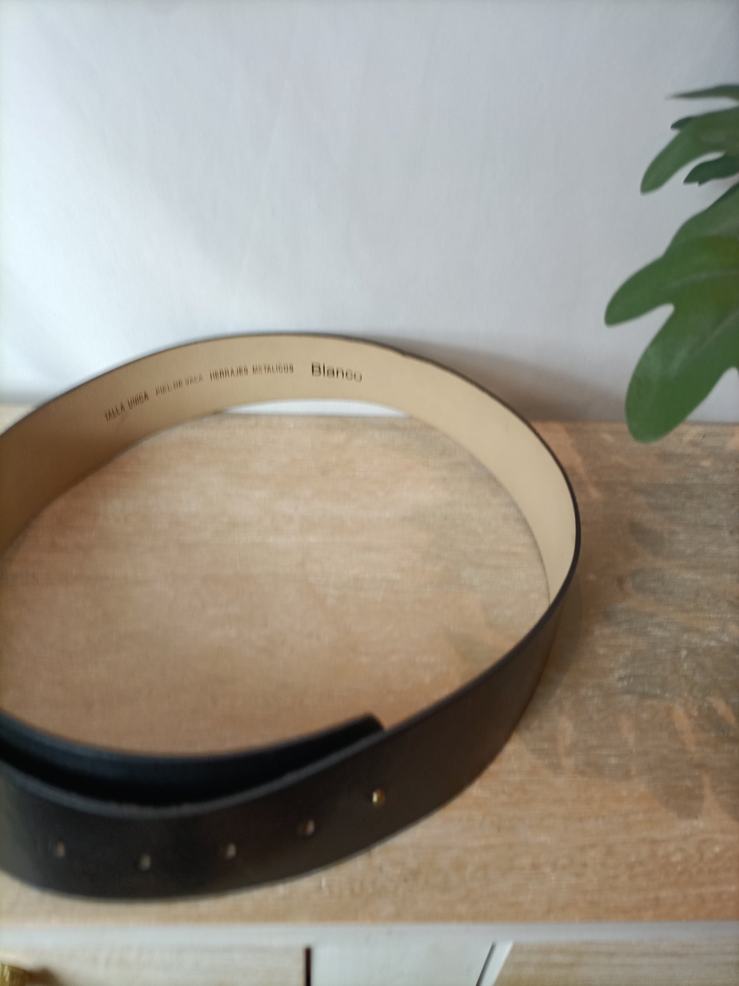 BLANCO. Cinturón ancho piel negro ajustable. TU