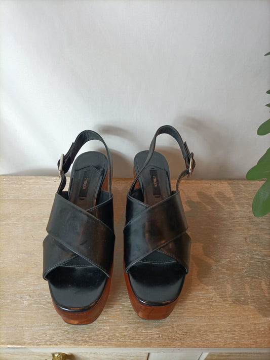 UTERQUE. Sandalias plataforma madera. T 38