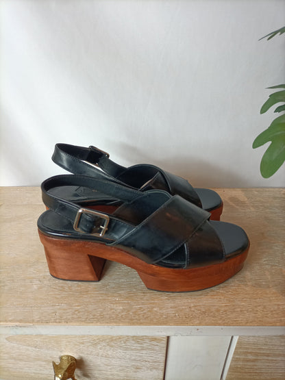 UTERQUE. Sandalias plataforma madera. T 38
