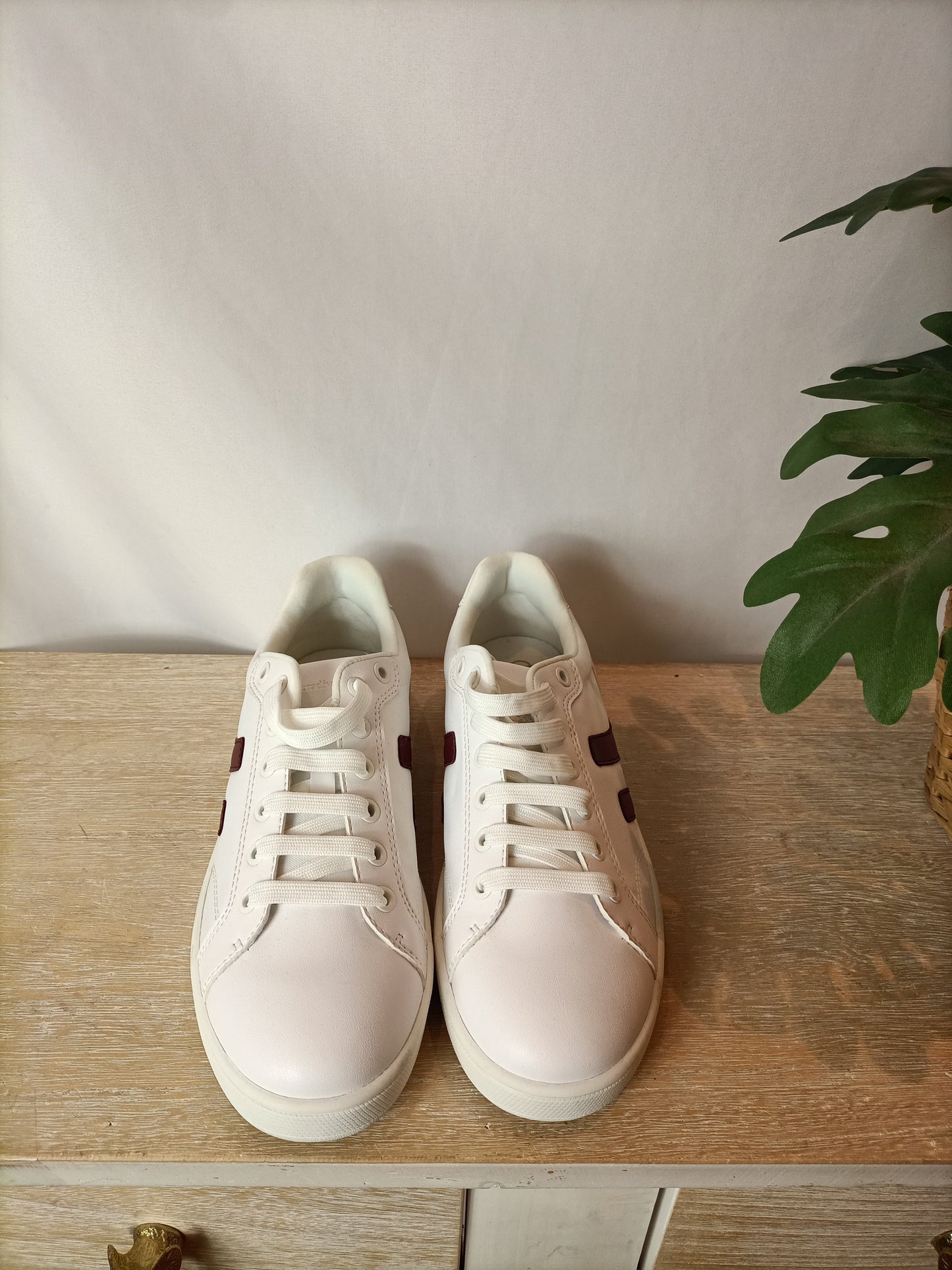 STRADIVARIUS. Zapatillas deportivas blancas. T 37