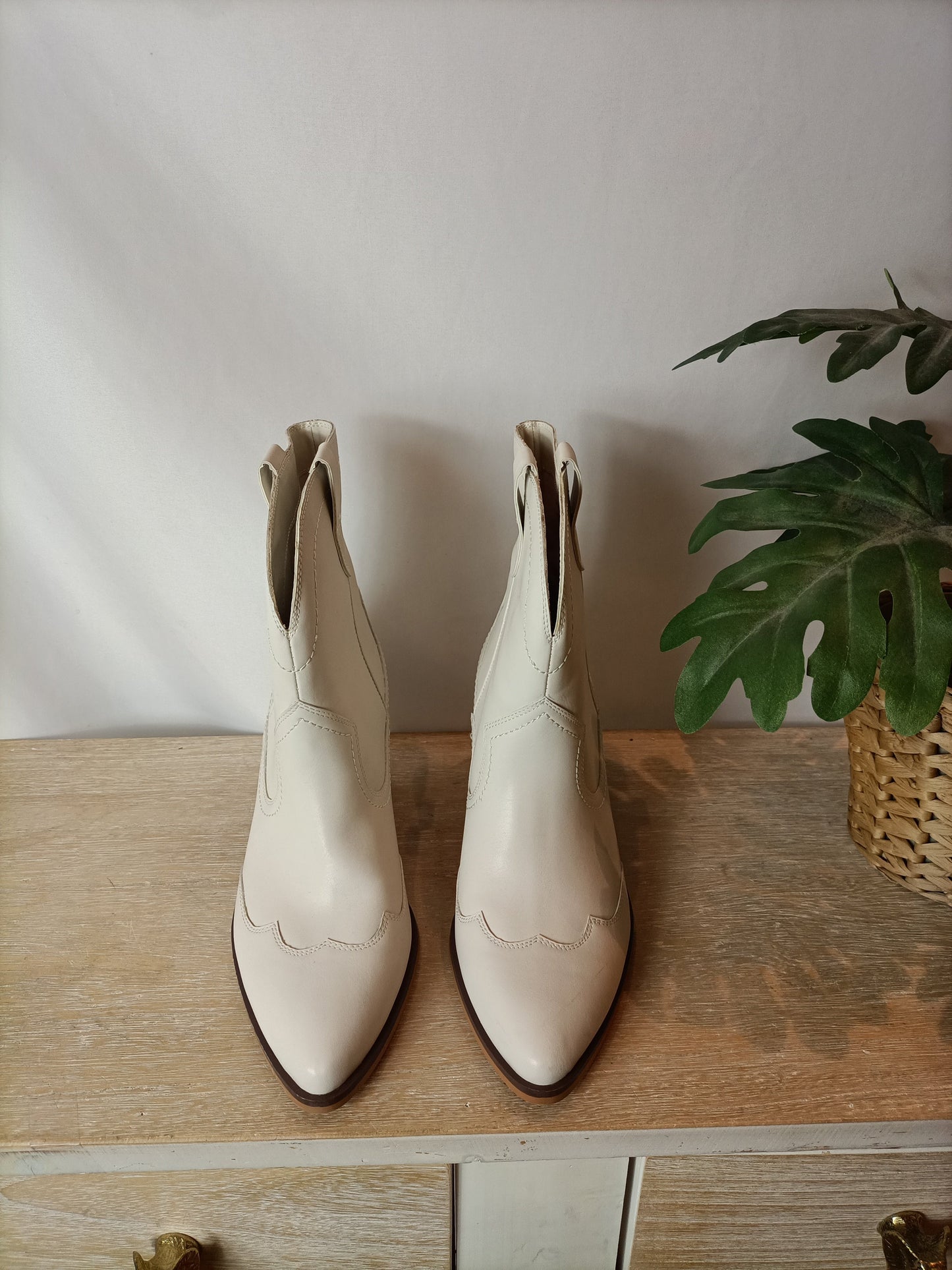 STRADIVARIUS. Botines cowboy beige. T 37