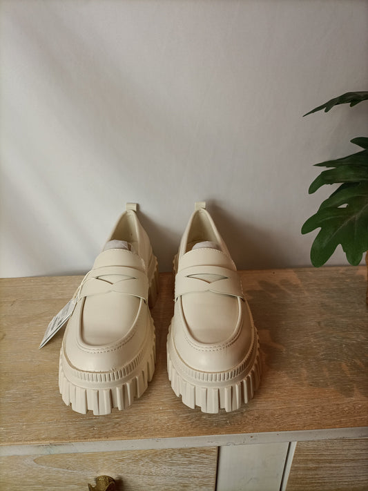 STRADIVARIUS. Mocasines suela gruesa beige claro T 37