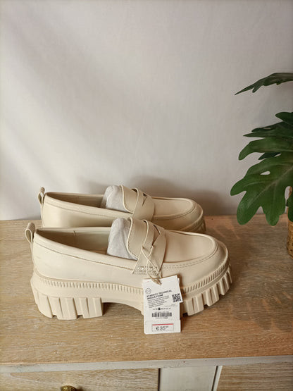 STRADIVARIUS. Light beige thick-soled loafers, size 37