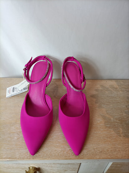 STRADIVARIUS. Zapatos tacón rosa. T 37