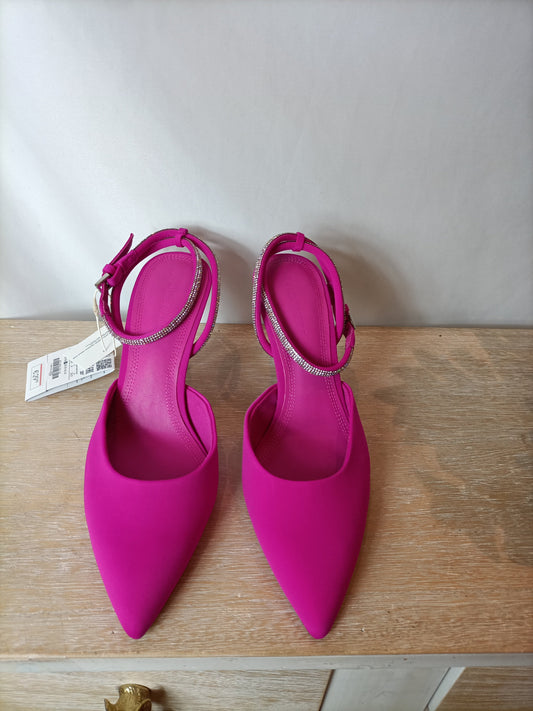 STRADIVARIUS. Zapatos tacón rosa. T 37