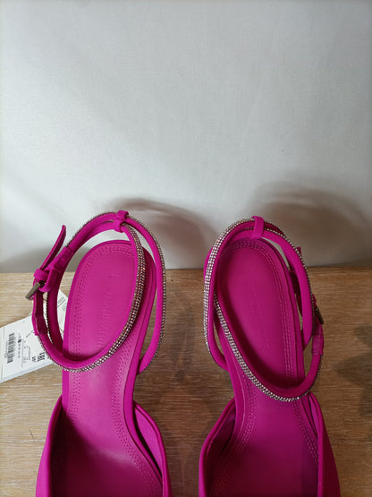 STRADIVARIUS. Zapatos tacón rosa. T 37