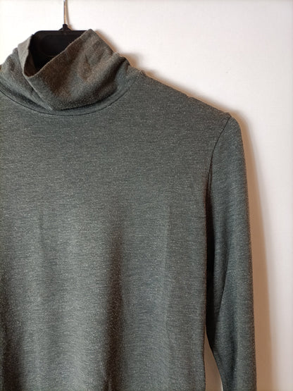 UNIQLO. Top gris cuello alto. T M