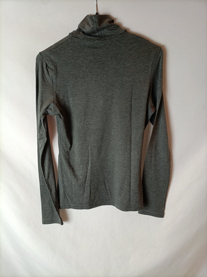UNIQLO. Top gris cuello alto. T M