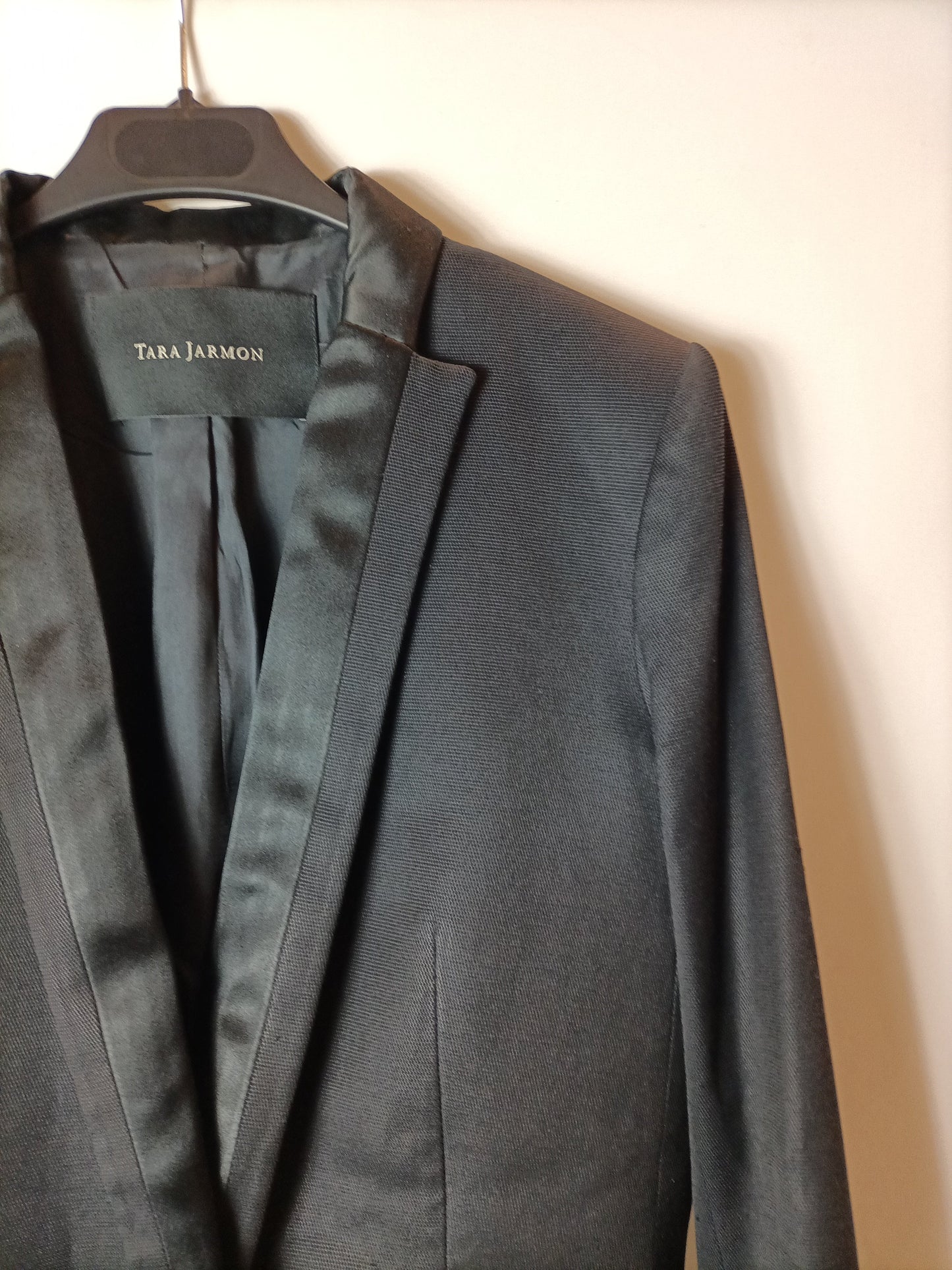 TARA JARMON. Blazer negra solapa doble textura. T 40