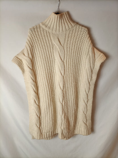 ZARA. Beige chunky knit poncho. TS (m/l)