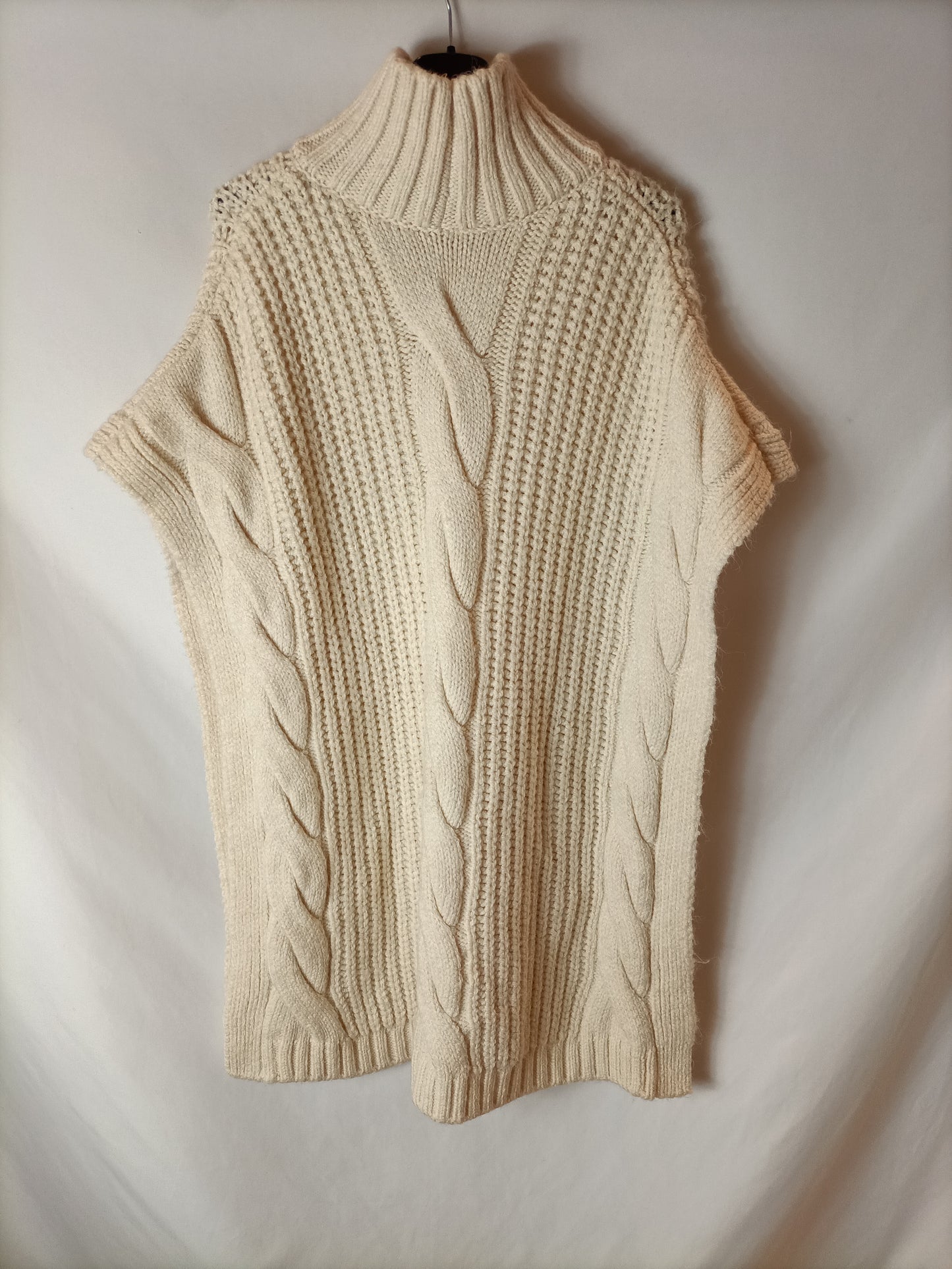 ZARA. Beige chunky knit poncho. TS (m/l)