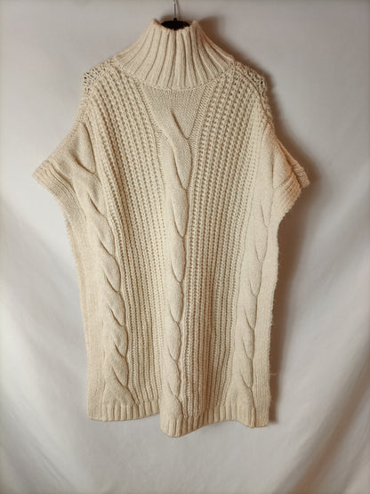 ZARA. Beige chunky knit poncho. TS (m/l)