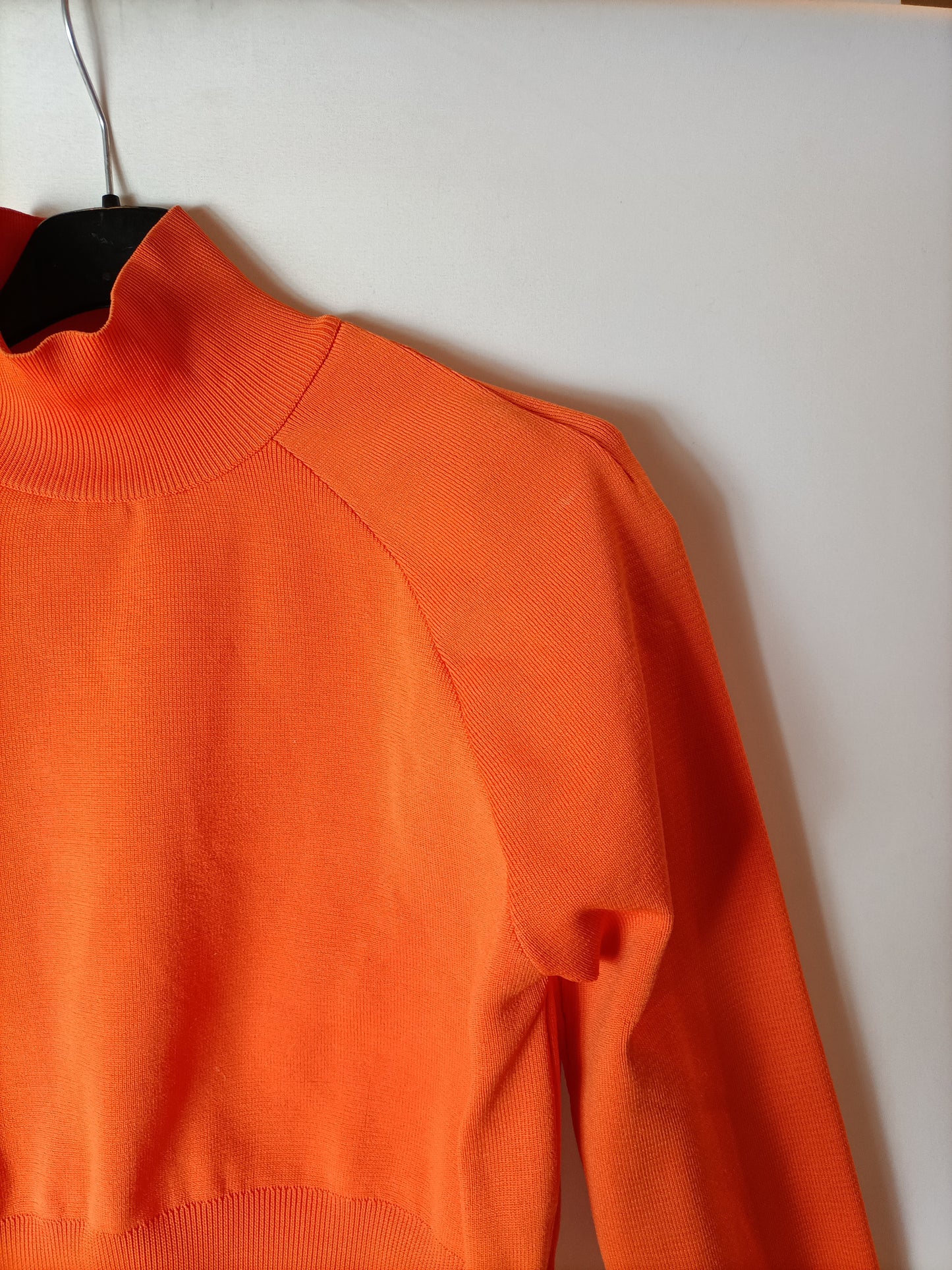 ZARA. Jersey crop elástico hombreras. T S