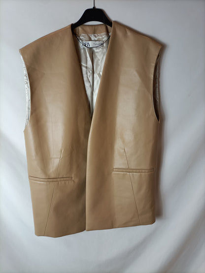 ZARA. Chaleco oversized efecto piel beige. T S