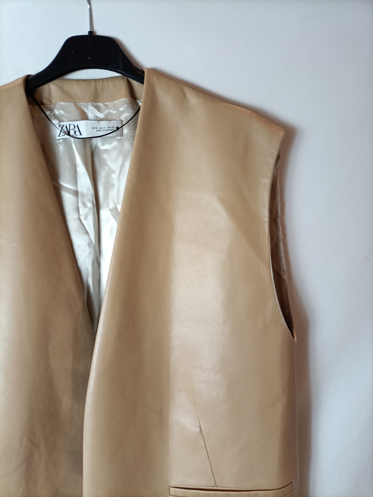 ZARA. Chaleco oversized efecto piel beige. T S