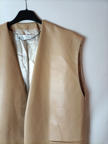 ZARA. Chaleco oversized efecto piel beige. T S