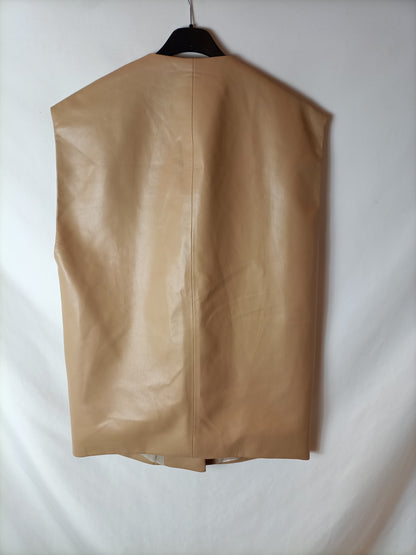 ZARA. Chaleco oversized efecto piel beige. T S