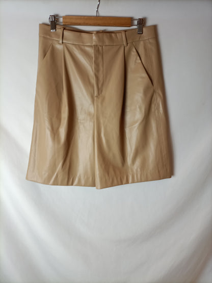 ZARA. Bermudas efecto piel beige . T M