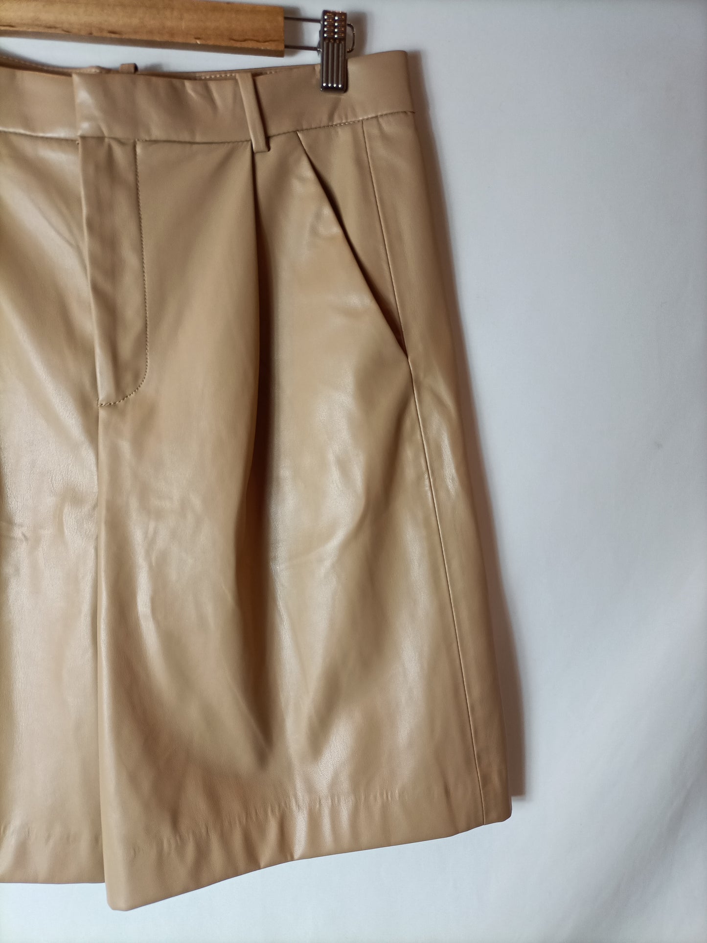 ZARA. Bermudas efecto piel beige . T M