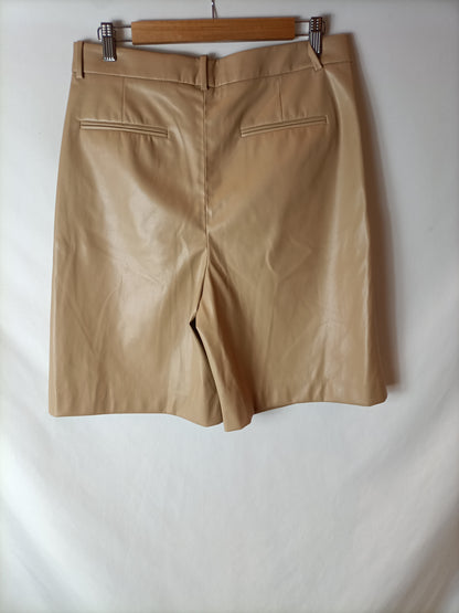 ZARA. Bermudas efecto piel beige . T M