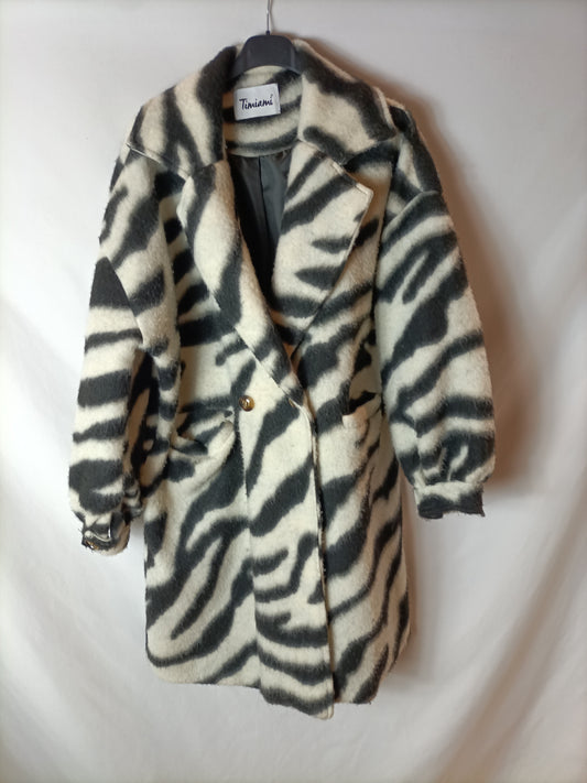 TIMIAMI. Abrigo blanco y negro. T M (Tara)