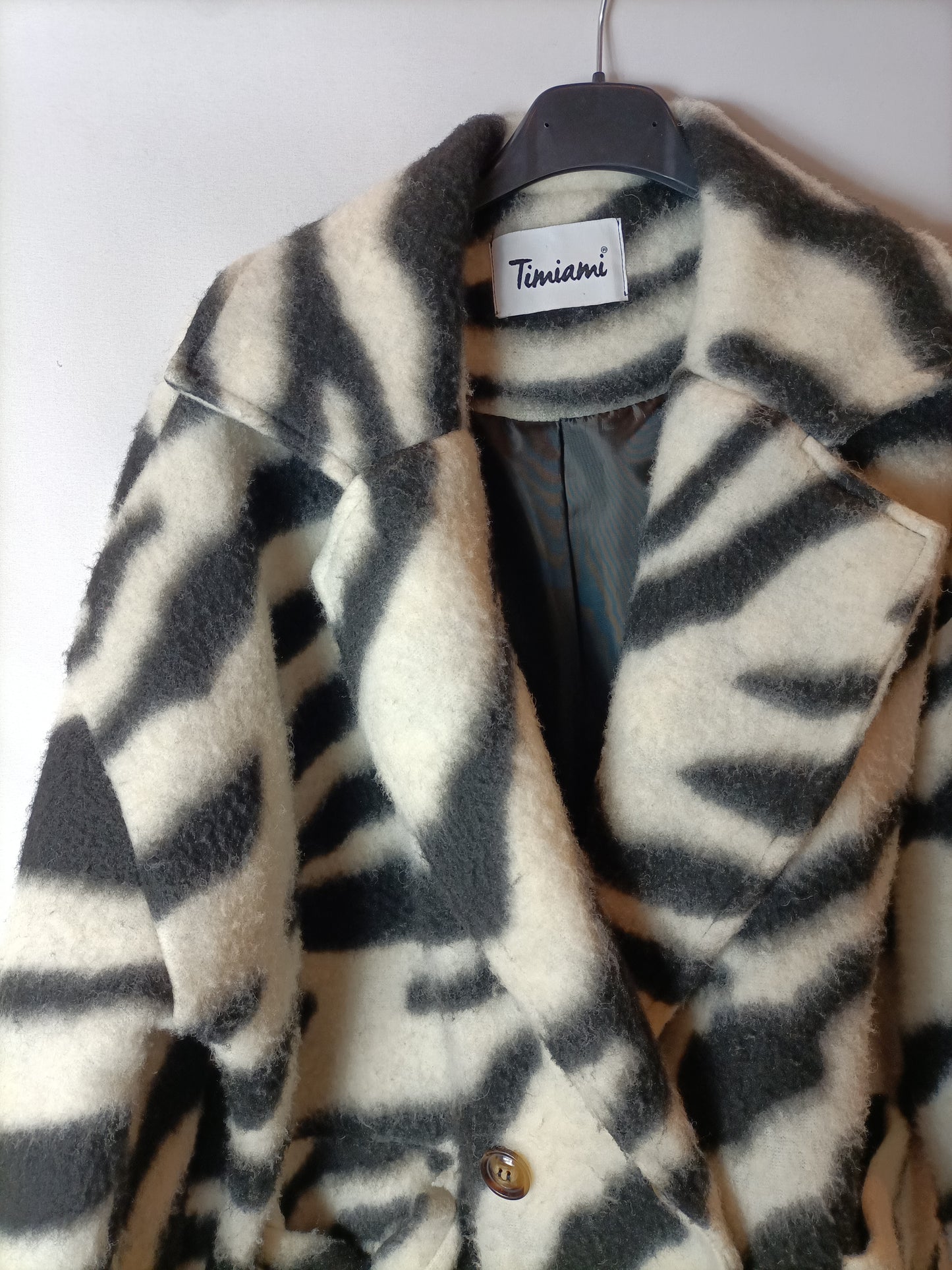 TIMIAMI. Abrigo blanco y negro. T M (Tara)