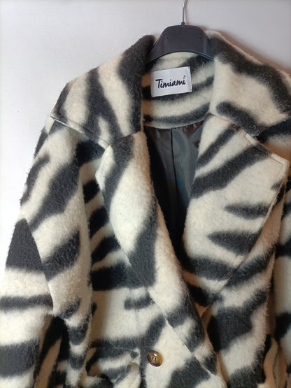 TIMIAMI. Abrigo blanco y negro. T M (Tara)