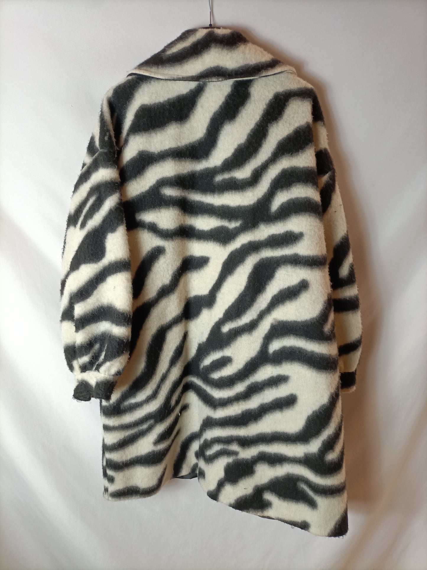 TIMIAMI. Abrigo blanco y negro. T M (Tara)