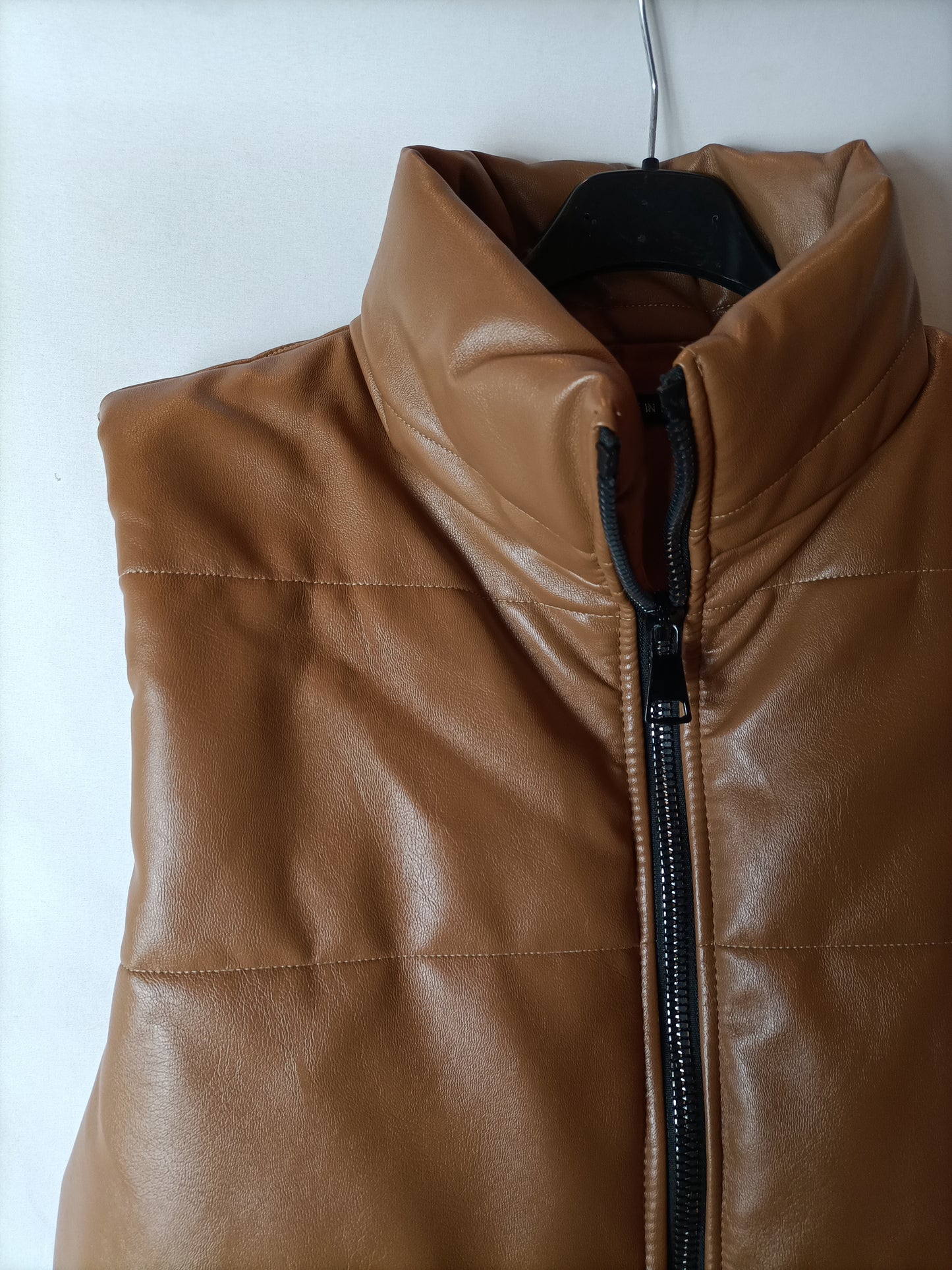 OTRAS. Chaleco acolchado crop camel. T S/M