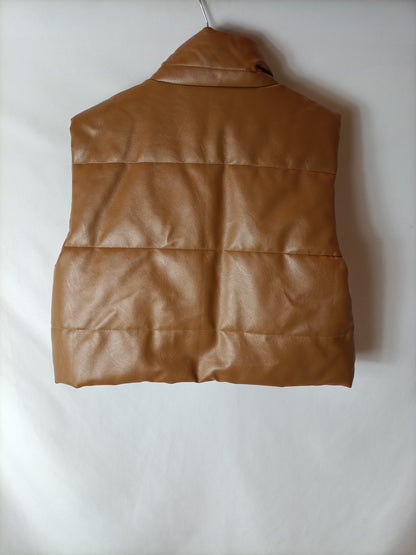 OTRAS. Chaleco acolchado crop camel. T S/M