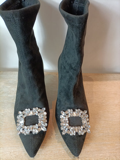 OTRAS. Botines negros broche pedrería. T 39
