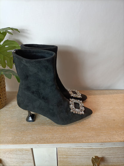 OTRAS. Botines negros broche pedrería. T 39