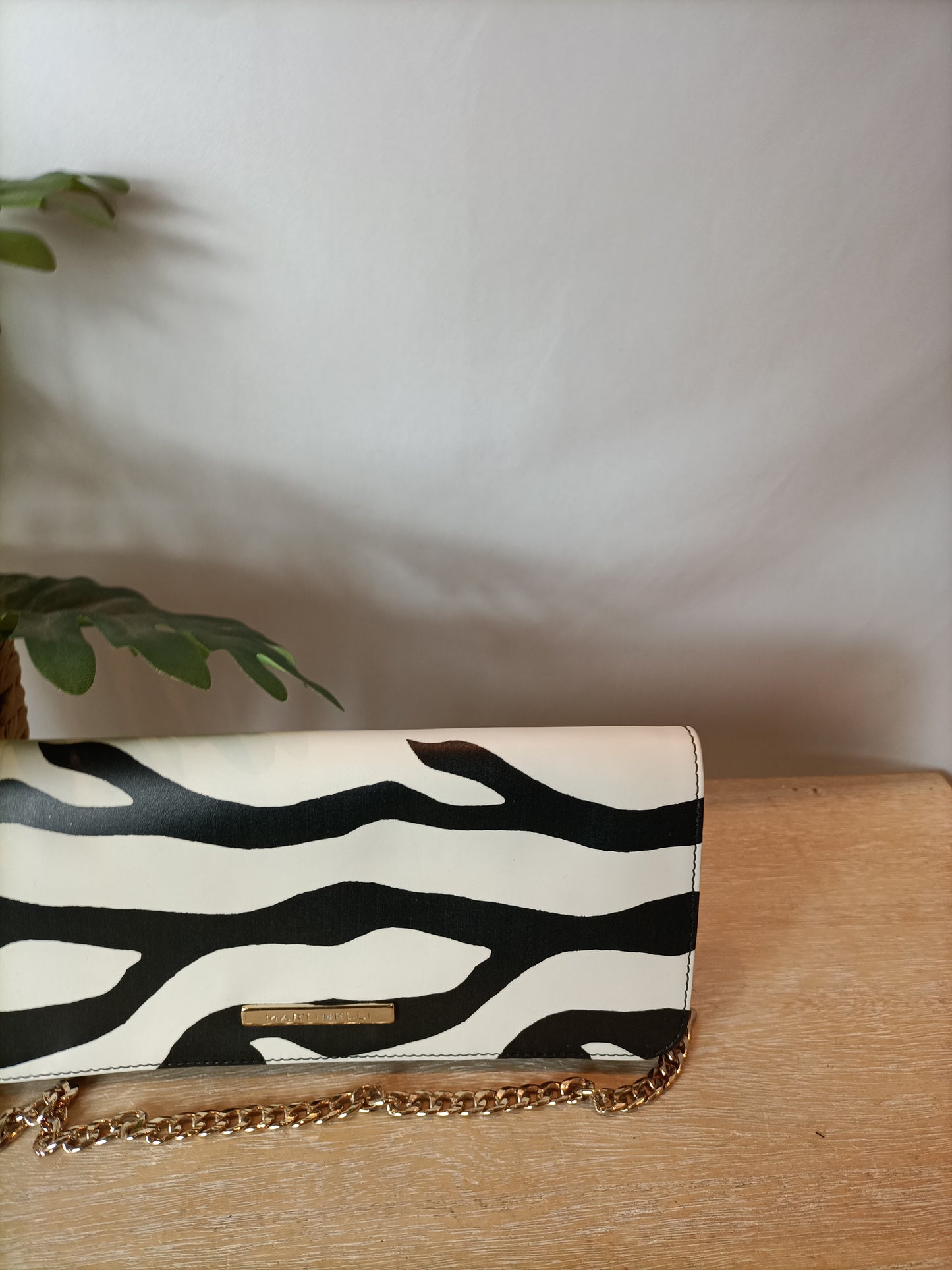 MARTINELLI. Bolso blanco y negro cadena.