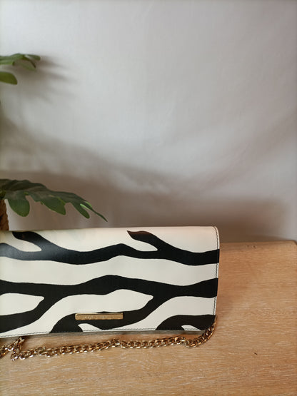 MARTINELLI. Bolso blanco y negro cadena.