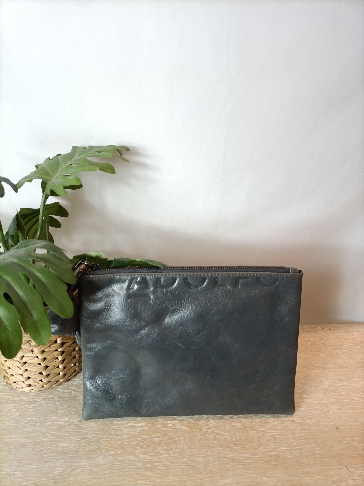 ADOLFO DOMINGUEZ. Cartera de mano piel gris