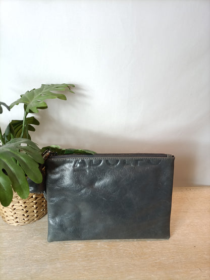 ADOLFO DOMINGUEZ. Cartera de mano piel gris