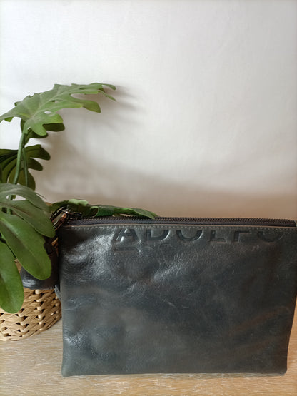 ADOLFO DOMINGUEZ. Cartera de mano piel gris