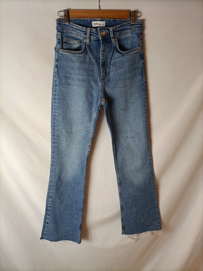 ZARA. Pantalón acampanado denim T.34