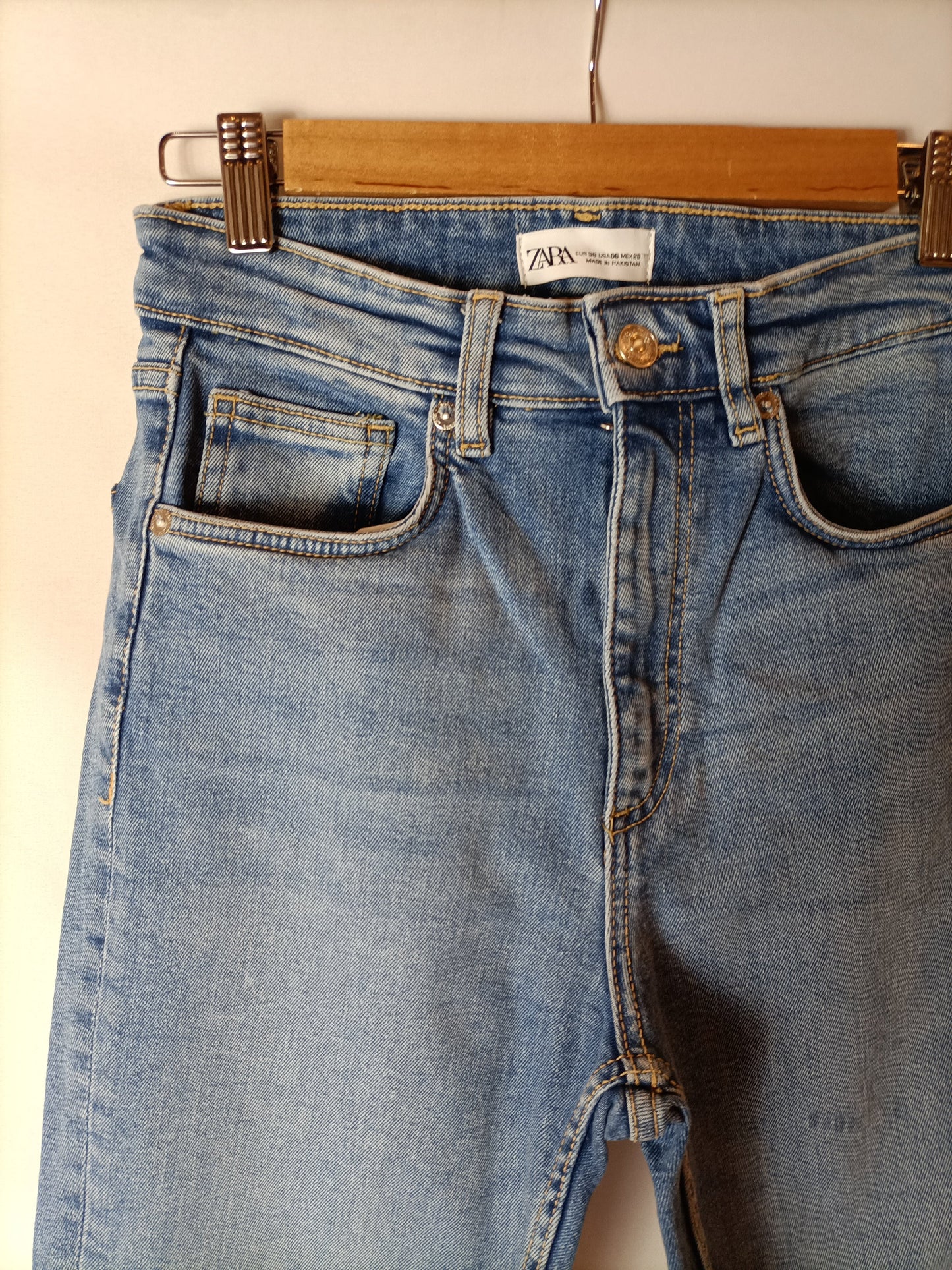 ZARA. Pantalón acampanado denim T.34