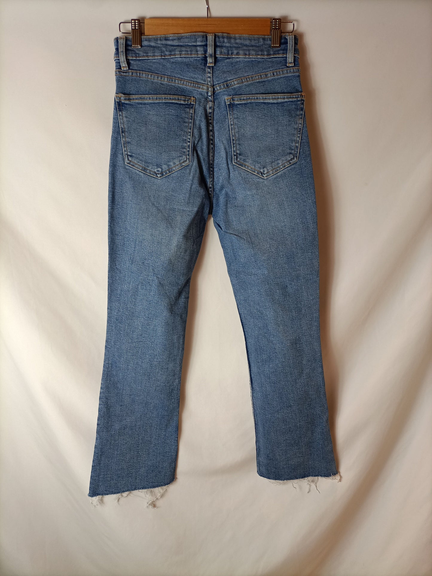 ZARA. Pantalón acampanado denim T.34