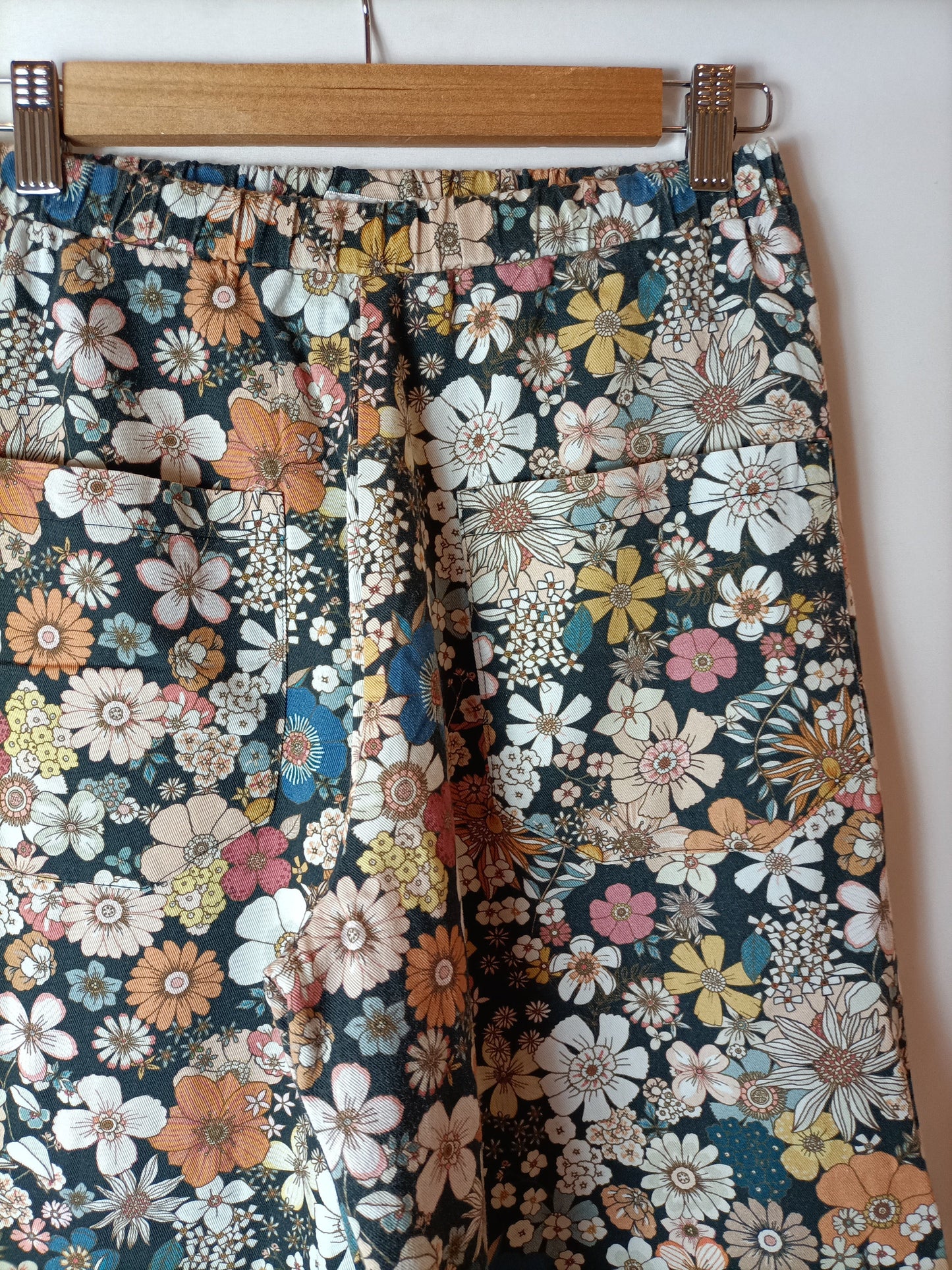 ERIC&CHIC .Pantalones negros flores T.xs