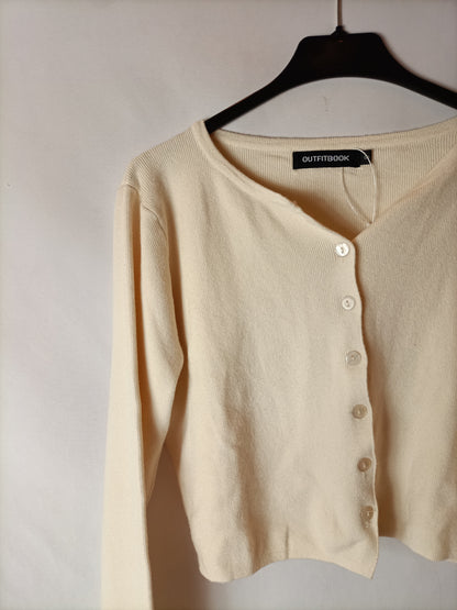 OUTFITBOOK. Short beige Ts sweater
