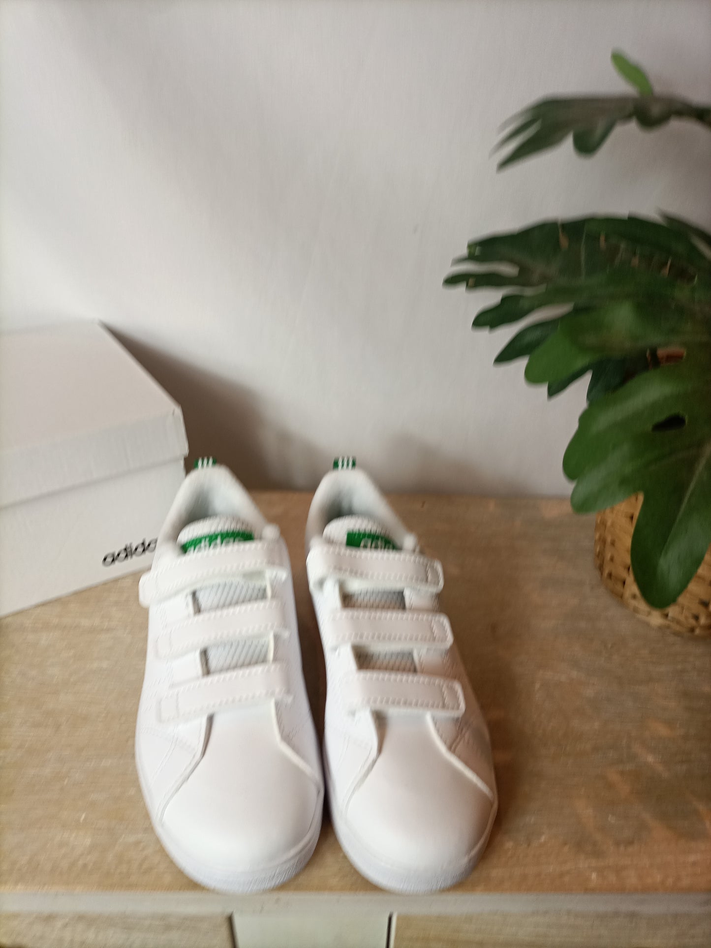 ADIDAS. Zapatillas blancas velcro T.31